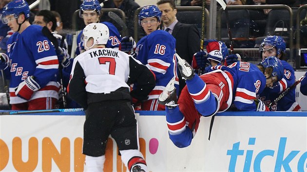 Vladislav Namstnikov z Rangers pad na stdaku mezi spoluhre po zkroku Bradyho Tkachuka z Ottawy.