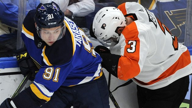 Vladimir Tarasenko ze St. Louis (vlevo) a Radko Gudas z Philadelphie bojuj u mantinelu.