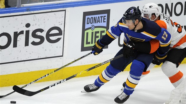 Jaden Schwartz (vlevo) ze St. Louis se sna udret puk ped Radko Gudasem z Philadelphie.