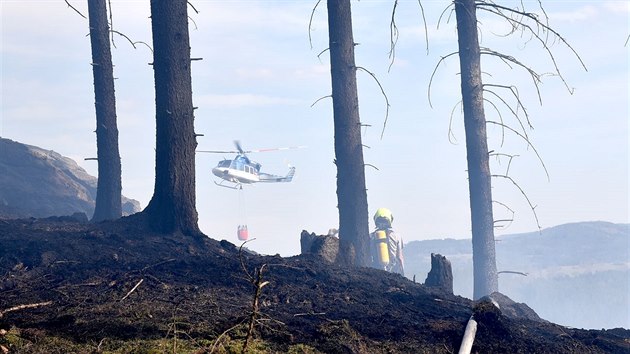 Hasii bojovali s porem lesa v nepstupnm ternu nad golfovm hitm Cihelny na Karlovarsku. Hasit pomhal i vrtulnk. (4. dubna 2019)