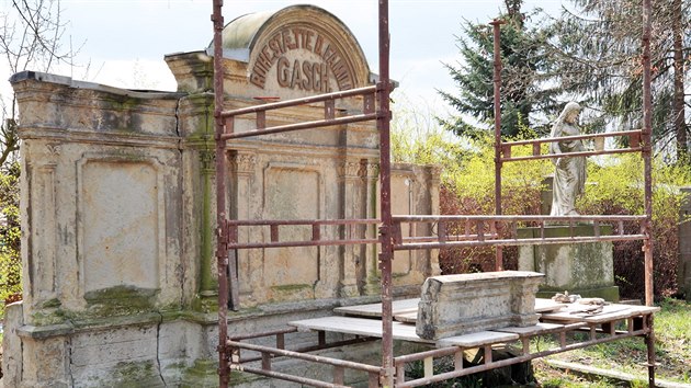 Na chodovskm hbitov zaala obnova hrobky vznamn chodovsk prmyslnick rodiny Gasch.