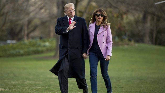 Prezident Donald Trump a prvn dma Melania Trumpov pi nedlnm pletu do Blho domu z floridsk rezidence Mar-A-Lago (31. bezna 2019)