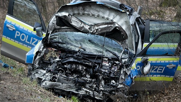 Policejn vz mil u Frankfurtu k nehod letadla, cestou se srazil s osobnm vozem. (31. bezna 2019)