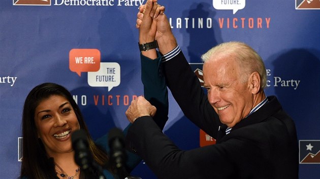 Lucy Floresov a Joe Biden pi kampani Floresov v Nevad (1. prosince 2014)