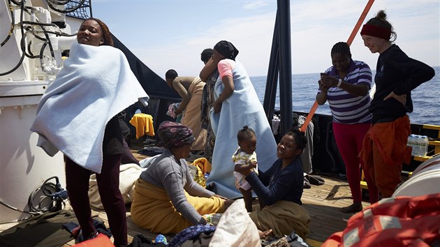 Zachrnn migranti na lodi nmeck humanitrn organizace Sea-Watch (3. 4. 2019).