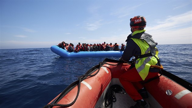 Migranti na gumovém člunu jsou osloveni pracovníky záchranných lodí Sea-Watch ve vodách mimo Libyi (3. 4. 2019).