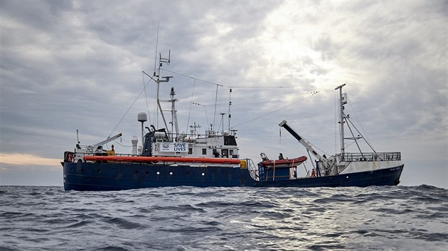 Záchranná loď Sea-Watch  pluje a hlídkuje mimo libyjské vody (3. 4. 2019).
