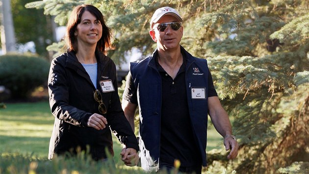 Jeff Bezos a jeho manželka MacKenzie Bezosová na konferenci v Sun Valley (12. 6. 2013).