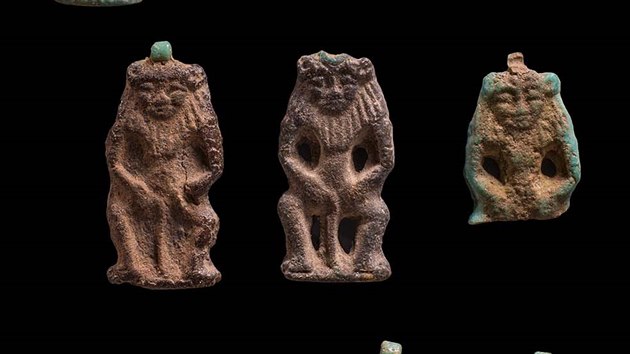 Amulety nalezené při výzkumu severní části Džedkareova pyramidového komplexu. (2. dubna 2019)