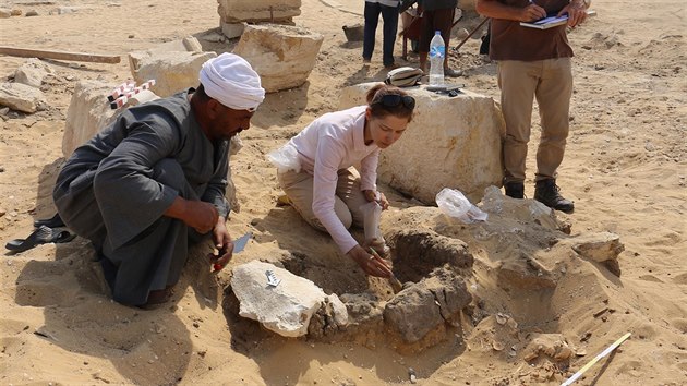 Hana Vymazalová při odkrývání jednoho z mnoha sekundárních pohřbů v komplexu královny Setibhor. (2. dubna 2019)