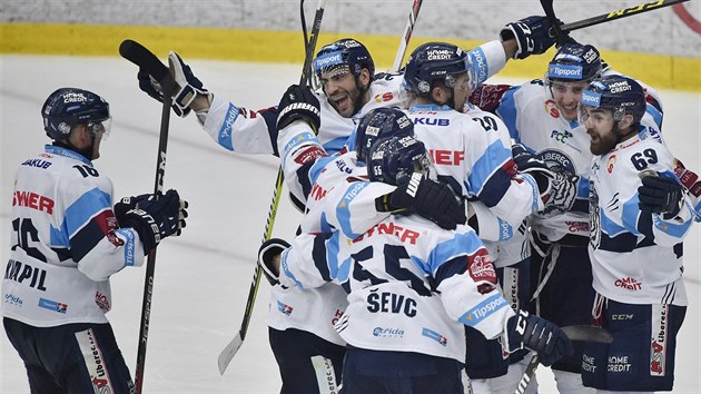 Liberec se raduje z vítězství v úvodním semifinále play off nad Kometou, které zařídil kapitán Petr Jelínek (v klubku hráčů vzadu vlevo)