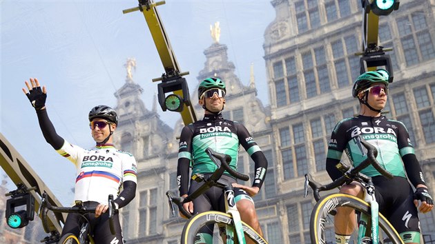 Slovensk cyklista Peter Sagan ped startem klasikskho Monumentu Kolem Flander spolen s tmovmi kolegy.