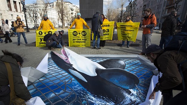 Aktivist z organizace Greenpeace uspodali v Moskv demonstraci za proputn velryb. (2. dubna 2019)
