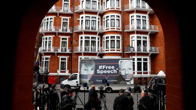 Zakladatel serveru WikiLeaks Julian Assange vyhnn z azylu na ekvdorskm velvyslanectv v Londn. (Snmek z 5. dubna 2019)