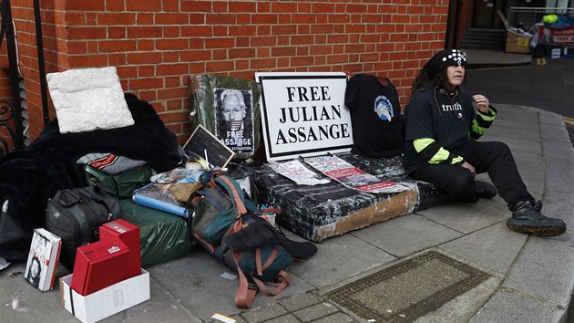 Zakladatel serveru WikiLeaks Julian Assange vyhnn z azylu na ekvdorskm velvyslanectv v Londn (5. dubna 2019)