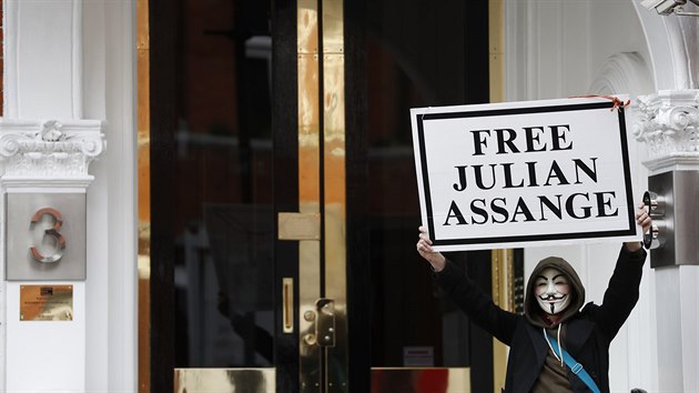Zakladatel serveru WikiLeaks Julian Assange vyhnn z azylu na ekvdorskm velvyslanectv v Londn (5. dubna 2019)