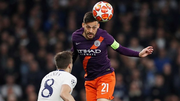 Kapitn David Silva z Manchesteru City hlavikuje m ped pihlejcm Harrym Winksem z Tottenhamu.