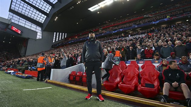 Liverpoolsk kou Jrgen Klopp pozoruje vkon svho celku v souboji s Portem.