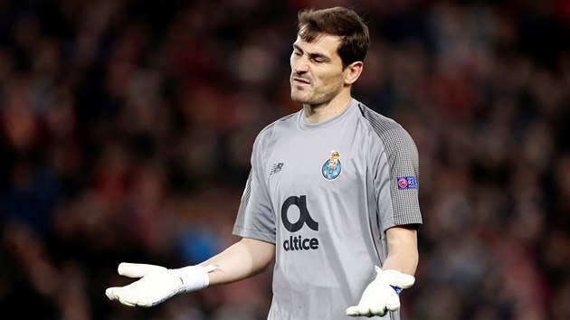 Brank Iker Casillas z Porta rozhazuje rukama bhem tvrtfinlovho duelu Ligy mistr na hiti Liverpoolu.