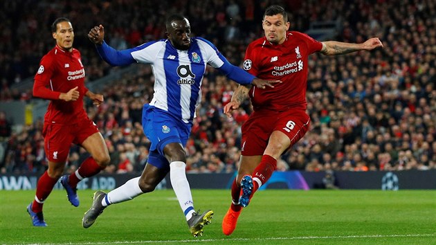 Moussa Marega z Porta (v pruhovanm) se sna tlem natlait ped brncho Dejana Lovrena (Liverpool).