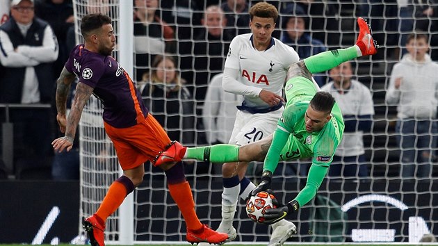 Glman Ederson (Manchester City) akrobaticky zasahuje v zpase proti Tottenhamu.