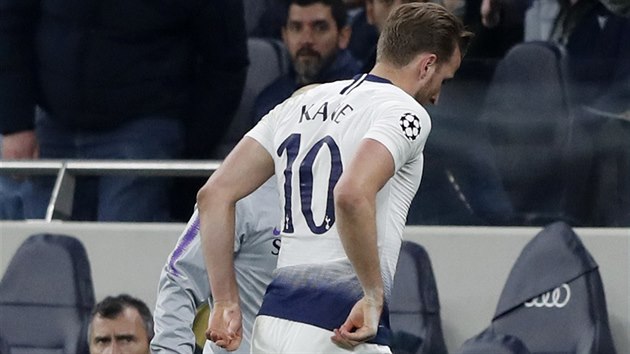 Zrann Harry Kane kulh do kabiny, utkn proti Manchesteru City pro nj skonilo.