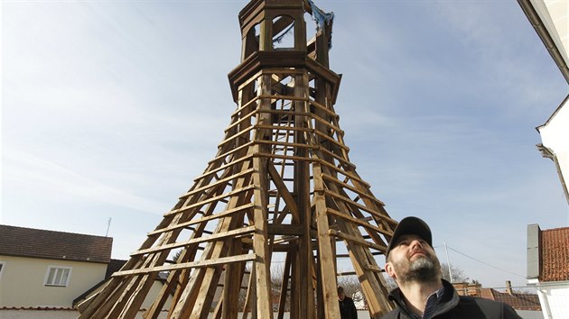 Oprava krovu věže v Obratani postoupila do další fáze. Odborníci velkým jeřábem snesli z věže zvonice i zbylou část krovu. Zjistili, že jeho poškození je podstatně větší, než se původně zdálo.