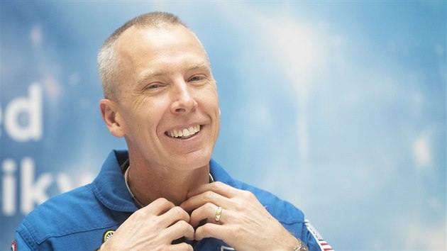 Astronaut Andrew Feustel s manelkou Indrou pijeli do Prahy. (5. dubna 2019)