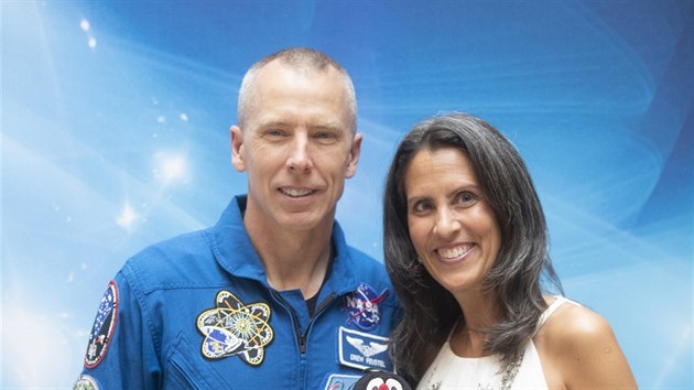 Astronaut Andrew Feustel s manelkou Indrou pijeli do Prahy. (5. dubna 2019)