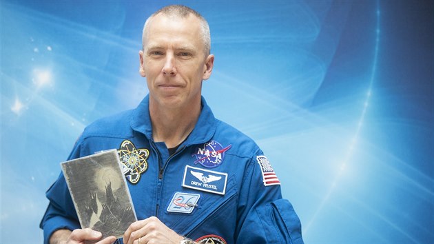 Astronaut Andrew Feustel s manelkou Indrou pijeli do Prahy. (5. dubna 2019)