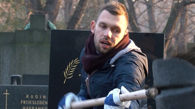 Reportér Matěj Smlsal kope hrob. Hrobníci se mezi sebou střídají, aby úplně nepadli vyčerpáním.
