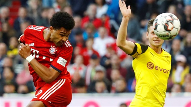 Serge Gnabry (vlevo) stl tvrt gl Bayernu v utkn proti Dortmundu.