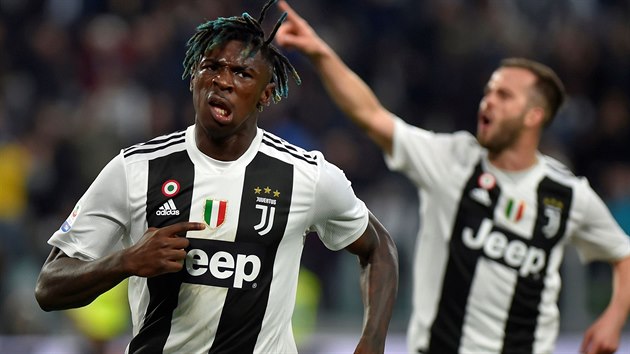 Moise Kean, devatenctilet talent Juventusu, oslavuje svoji trefu v utkn proti AC Miln.