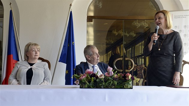 Prezident Milo Zeman s manelkou Ivanou se setkal ve Vdni na vod tdenn nvtvy Rakouska s krajany. Vpravo je velvyslankyn Ivana ervenkov. (2. dubna 2019)