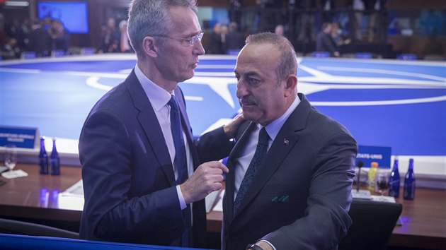 f tureck diplomacie Mevlut Cavusoglu (vpravo) na zasedn ministr zahrani NATO ve Washingtonu