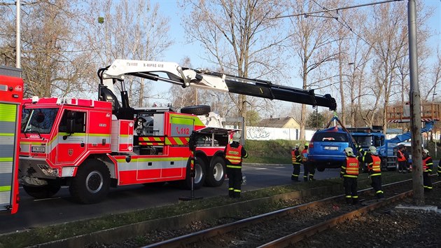 Auto z kolejit v Ostrav vytahoval nov hasisk specil zvan Omars. (1. dubna 2019)