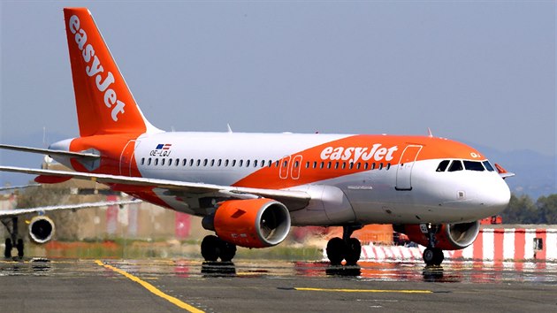 Nízkonákladová letecká společnost EasyJet v létě plánuje odstranit několik sedadel ze svých letounů, aby mohla provozovat lety s nižším počtem palubního personálu. Zájem o cestování se po pandemii vrací, jenže aerolinky nemají dostatek letušek a stevardů.