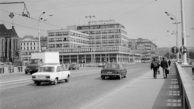 Pohled z Hlávkova mostu na budovu Elektrických podniků hl. m. Prahy, později budova Dopravních podniků (květen 1983)