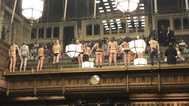 Skupina polonahch aktivist v britskm parlamentu protestovala proti zmnm klimatu. (1. dubna 2019)