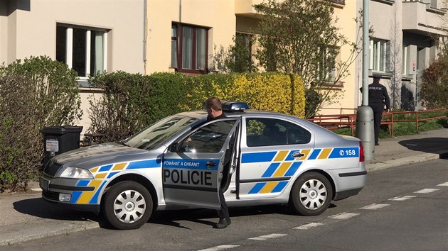 V Praze 6 vypadlo v odpolednch hodinch dt z okna. Okolnosti pdu na mst proetuj policist. (1. dubna 2019)