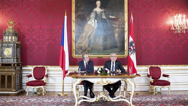 Prezident Milo Zeman a rakousk prezident Van Der Bellen na tiskov konferenci. Prezidenti se setkali na sdle rakouskho prezidenta ve vdeskm Hofburgu. (3. dubna 2019)