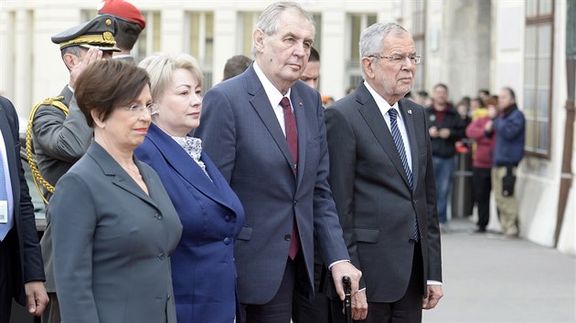 eskho prezidenta Miloe Zemana s manelkou Ivanou pijal 3 ve svm vdeskm sdle Hofburgu jeho rakousk protjek Alexander Van der Bellen (vpravo) v doprovodu manelky Doris Schmidauerov (vlevo). (3. dubna 2019)