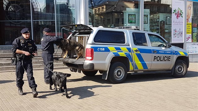 Policie evakuovala libereck OC Forum, kde anonym ohlsil uloen vbuniny. (8. dubna 2019)