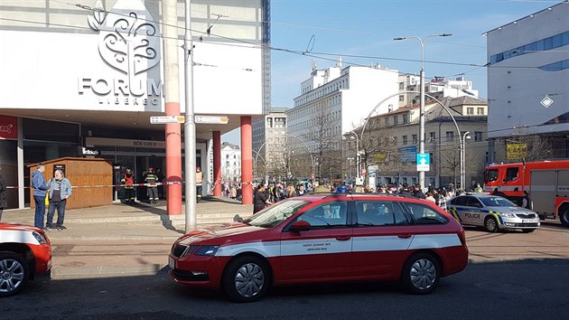 Policie evakuovala libereck OC Forum, kde anonym ohlsil uloen vbuniny. (8. dubna 2019)