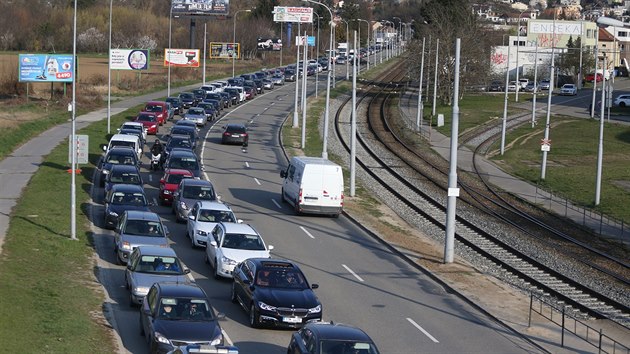 Kvůli uzavírce mostu přes Žabovřeskou ulici vznikaly v okolních místech Brna v pondělí ráno dlouhé kolony. (1.4.2019)