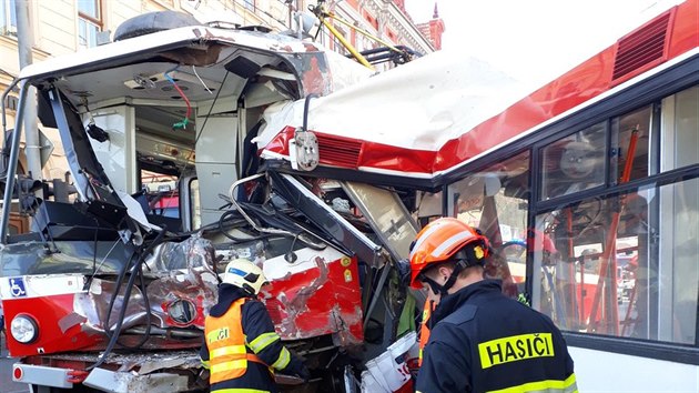 Čelní střet tramvaje s trolejbusem v centru Brna si vyžádal několik desítek zraněných. (4. dubna 2019)