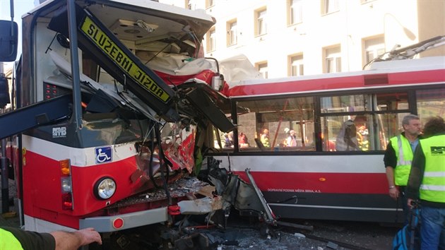 V brněnské ulici Křenová se srazil trolejbus s tramvají, která jela bez cestujících. Zranily se desítky lidí. (4. dubna 2019)