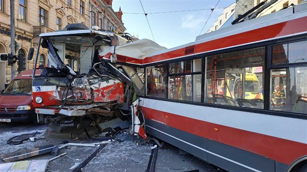 V brnnsk ulici Kenov se srazil trolejbus s tramvaj, kter jela bez cestujcch. Zranily se destky lid. (4. dubna 2019)