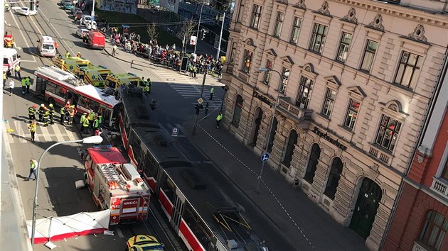 Při srážce tramvaje s trolejbusem na ulici Křenová v centru Brna se zranilo několik desítek lidí. (4. dubna 2019)