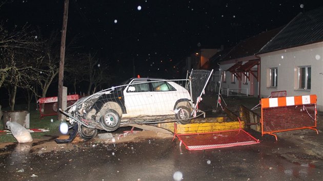 Opil mladk na Hodonnsku pi niku ped polici zamotal sv auto do dopravnch zbran.